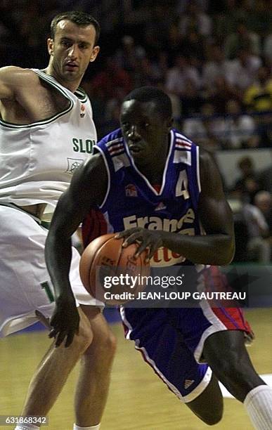 Le français Mustapha Sonko passe le slovaine Ivica Jurkovic, le 28 juin à Pau lors du 2e tour de l'Euro de Basket 99, opposant la Slovénie à la...