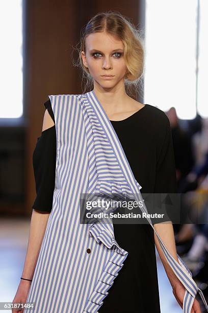 Model walks the runway at the Antonia Goy defile during the Der Berliner Mode Salon A/W 2017 at Kronprinzenpalais on January 17, 2017 in Berlin,...