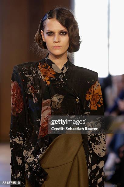 Model walks the runway at the Antonia Goy defile during the Der Berliner Mode Salon A/W 2017 at Kronprinzenpalais on January 17, 2017 in Berlin,...