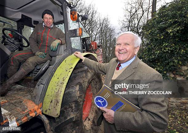 Pierre Chassaigne, président fondateur de l'agence internationale Mercure spécialisée dans la vente de châteaux, pose, le 26 mars 2008 à Neuville, en...