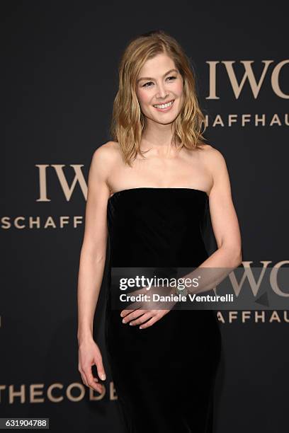 Rosamund Pike arrives at IWC Schaffhausen at SIHH 2017 "Decoding the Beauty of Time" Gala Dinner on January 17, 2017 in Geneva, Switzerland.