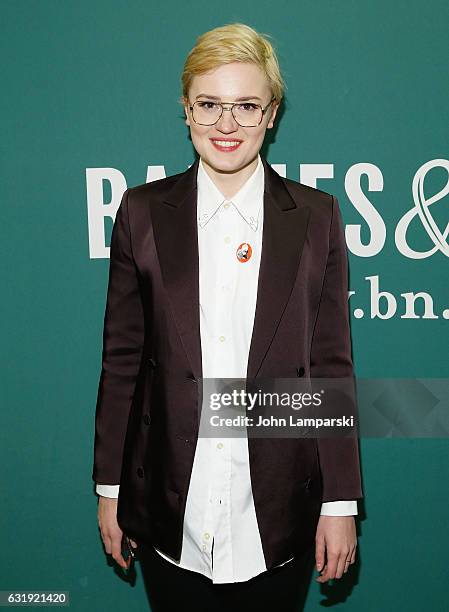 Veronica Roth Why Writer Veronica Roth Photos and Premium High Res Pictures - Getty Images