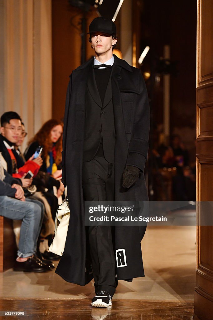 Valentino : Runway - Paris Fashion Week - Menswear F/W 2017-2018