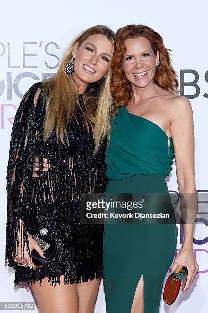 Actresses Blake Lively and Robyn Lively attend the People's Choice Awards 2017 at Microsoft Theater on January 18, 2017 in Los Angeles, California.