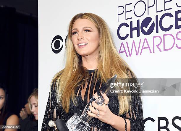 Actress Blake Lively, winner of the Favorite Dramatic Movie Award, poses in the press room during the People's Choice Awards 2017 at Microsoft...