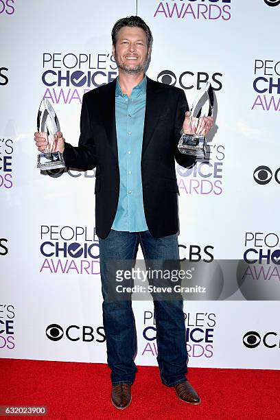 Singer Blake Shelton poses with two awards in the press room during the People's Choice Awards 2017 at Microsoft Theater on January 18, 2017 in Los...