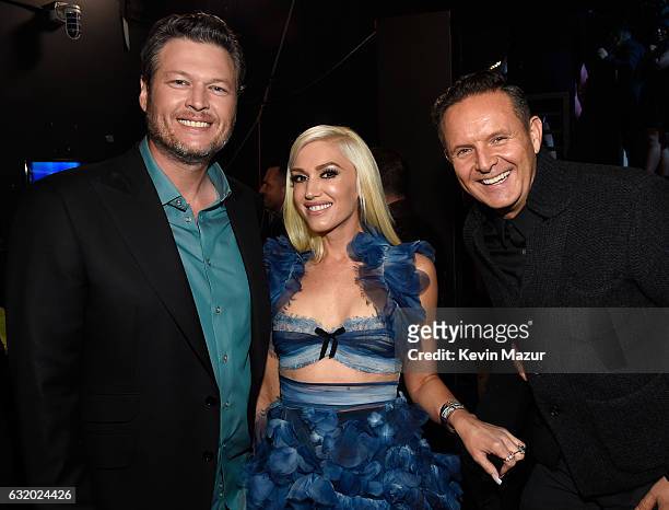 Musicians Blake Shelton, Gwen Stefani and producer Mark Burnett backstage at the People's Choice Awards 2017 at Microsoft Theater on January 18, 2017...