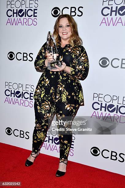 Actress Melissa McCarthy poses with an award in the press room during the People's Choice Awards 2017 at Microsoft Theater on January 18, 2017 in Los...