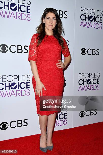 Actress Mayim Bialik poses in the press room during the People's Choice Awards 2017 at Microsoft Theater on January 18, 2017 in Los Angeles,...