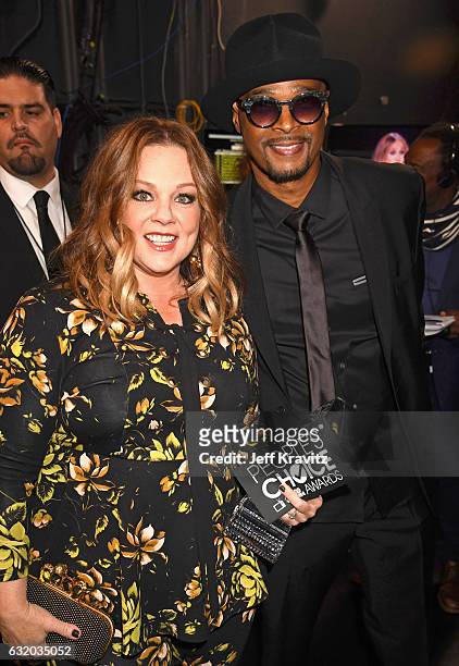 Actors Melissa McCarthy and Damon Wayans pose with an award backstage during the People's Choice Awards 2017 at Microsoft Theater on January 18, 2017...
