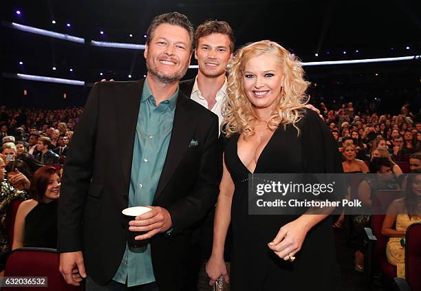 Singer Blake Shelton, Derek Theler, and Melissa Peterman attend the People's Choice Awards 2017 at Microsoft Theater on January 18, 2017 in Los...