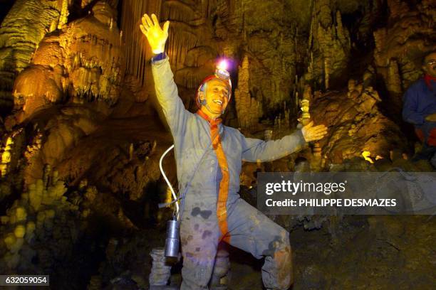 Michel Siffre salue les personnes venues l'accompagner, le 30 novembre 1999 dans la grotte de Clamouse, avant de commencer son expérience dans un...