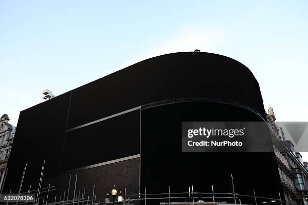 The billboard lights in London's Piccadilly circus have been turned off as work begins on replacing them with LED lights on 19 January 2017.