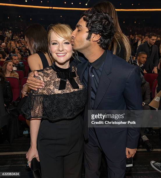 Actress Melissa Rauch and actor Kunal Nayyar attend the People's Choice Awards 2017 at Microsoft Theater on January 18, 2017 in Los Angeles,...