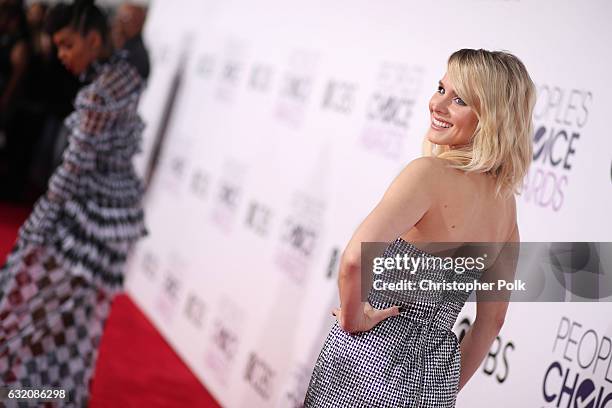 Actress Yara Shahid and Kristen Bell attend the People's Choice Awards 2017 at Microsoft Theater on January 18, 2017 in Los Angeles, California.