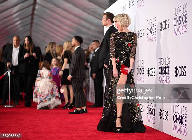 Actress Chelsea Kane attends the People's Choice Awards 2017 at Microsoft Theater on January 18, 2017 in Los Angeles, California.