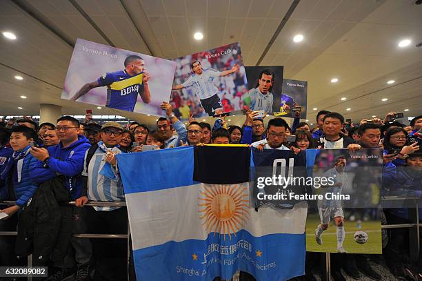 Fans of Argentine striker Carlos Tevez wait for his arrival at Shanghai Pudong International Airport on January 19, 2017 in Shanghai, China. The...