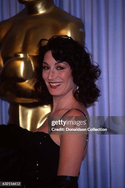 Actress Anjelica Huston attends the Academy Awards in March 1987 in Los Angeles, California.