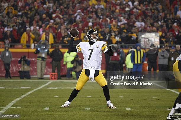 Playoffs: Pittsburgh Steelers QB Ben Roethlisberger in action, passing vs Kansas City Chiefs at Arrowhead Stadium. Kansas City, MO 1/15/2017 CREDIT:...