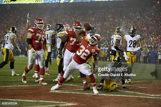 Playoffs: Kansas City Chiefs Spencer Ware victorious after scoring touchdown vs Pittsburgh Steelers at Arrowhead Stadium. Kansas City, MO 1/15/2017...