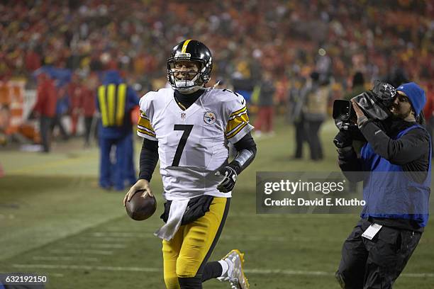 Playoffs: Pittsburgh Steelers QB Ben Roethlisberger walking off field after winning game vs Kansas City Chiefs at Arrowhead Stadium. Kansas City, MO...