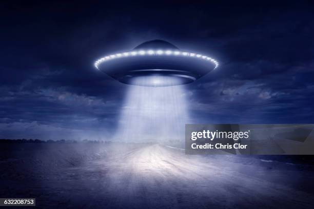 ilustraciones, imágenes clip art, dibujos animados e iconos de stock de alien spaceship landing on rural road - nave espacial