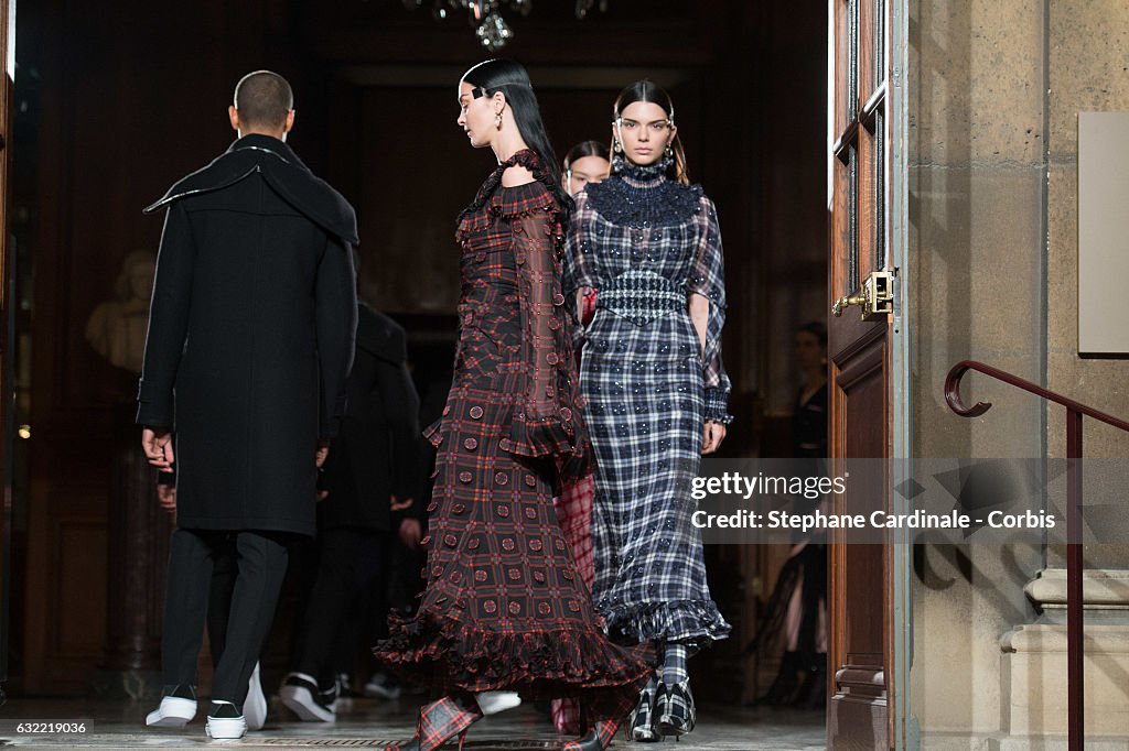 Givenchy : Runway - Paris Fashion Week - Menswear F/W 2017-2018
