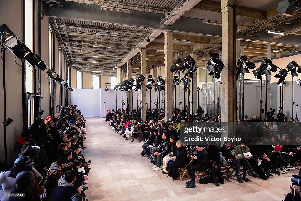 Ann Demeulemeester: Runway - Paris Fashion Week - Menswear F/W 2017-2018