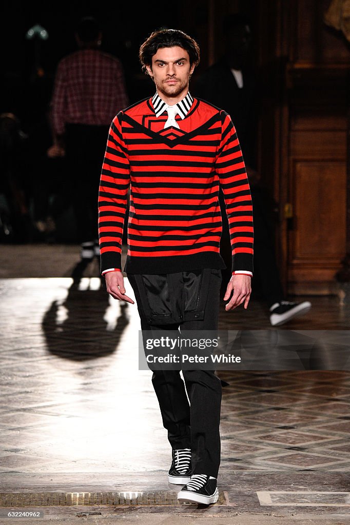 Givenchy : Runway - Paris Fashion Week - Menswear F/W 2017-2018