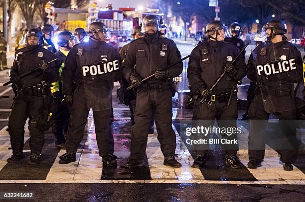 Police Riot Raid 59,187 Police Riot Gear Stock Photos, High-Res Pictures, and Images ...