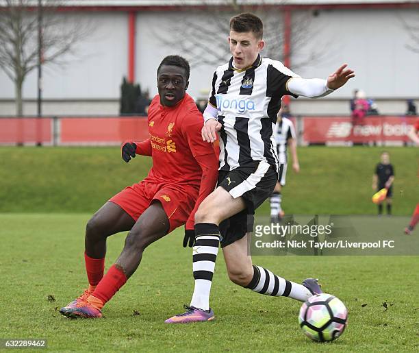Bobby Adekanye of Liverpool and Kelland Watts of Newcastle United in action during the Liverpool v Newcastle United U18 Premier League game at The...