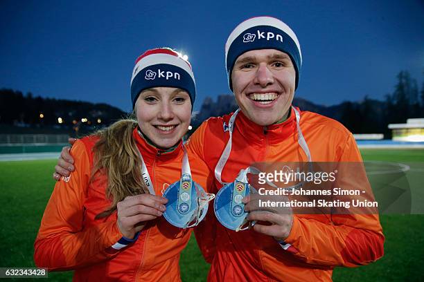 Sanne in 't Hof and Marwin Talsma of the Netherlands pose with her gold medal after winning the women's junior 3000m draw for the ISU junior world...