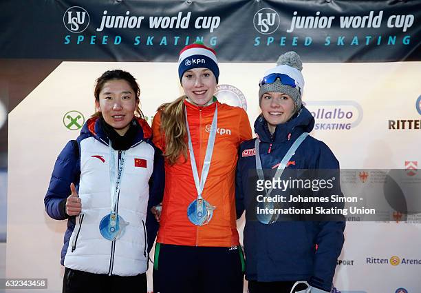 Mei Han of China, Sanne in 't Hof of the Netherlands and Karolina Bosiek pose during the medal ceremony after winning the women's junior 3000m draw...