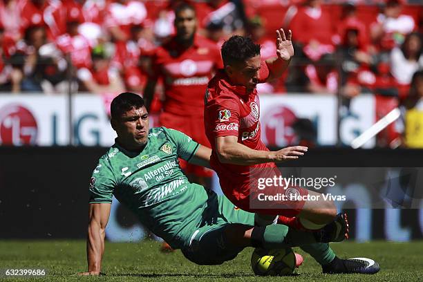 Gabriel Hauche of Toluca struggles for the ball with Juan Patiño of Chiapas during a match between Toluca and Chiapas as part of the Clausura 2017...