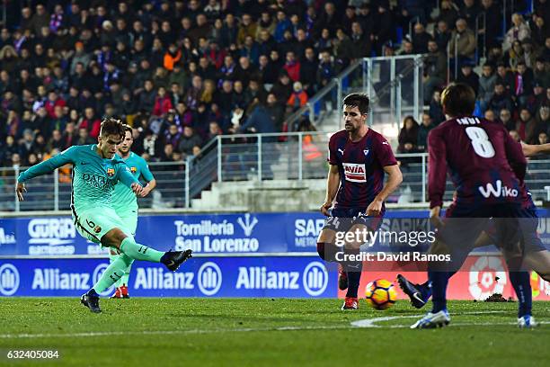 Denis Suarez of FC Barcelona scores the opening goal during the La Liga match between SD Eibar and FC Barcelona at Ipurua stadium on January 22, 2017...