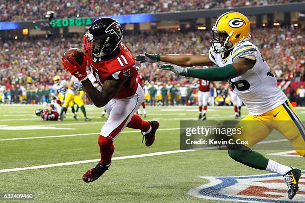 Julio Jones of the Atlanta Falcons catches a 5 yard touchdown pass late in the second quarter against LaDarius Gunter of the Green Bay Packers in the...