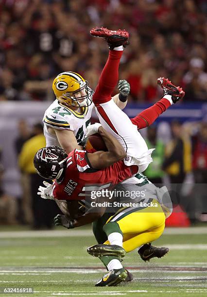 Julio Jones of the Atlanta Falcons makes a catch in the third quarter against Jake Ryan and LaDarius Gunter of the Green Bay Packers in the NFC...