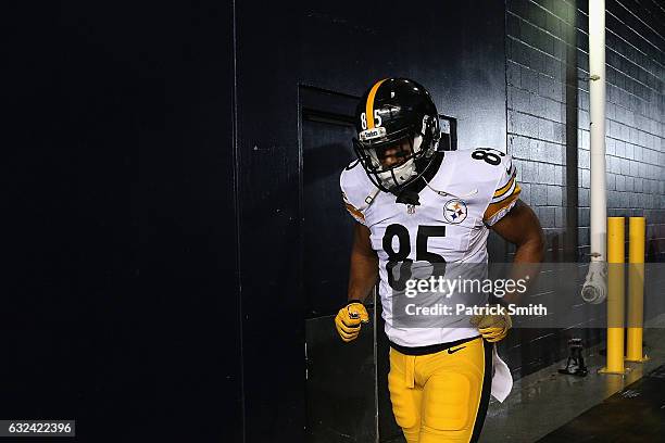 Xavier Grimble of the Pittsburgh Steelers jogs to the field prior to the AFC Championship Game against the New England Patriots at Gillette Stadium...