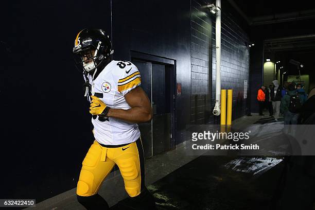 Xavier Grimble of the Pittsburgh Steelers jogs to the field prior to the AFC Championship Game against the New England Patriots at Gillette Stadium...