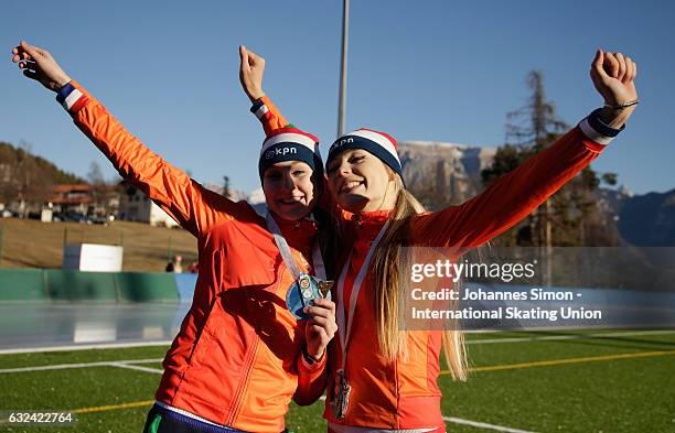 Jutta Leerdam and Sanne in 't Hof of the Netherlands celebrate with their medals after winning the women's junior 1500 m draw for the ISU junior...