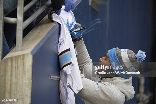 Playoffs: Detroit Lions player signing autograph for fan before game vs Seattle Seahawks at CenturyLink Field. Seattle, WA 1/7/2017 CREDIT: John W....