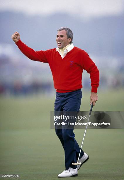 Curtis Strange of the USA sets a course record of 62 at St Andrews during the Dunhill Cup on 4th October 1987.