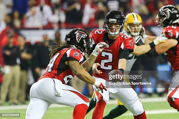 Atlanta Falcons quarterback Matt Ryan hands the ball off to Atlanta Falcons running back Devonta Freeman during the second half of the NFC...