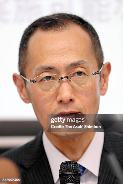 Shinya Yamanaka , director of Kyoto University's Center for iPS Cell Research and Application , holds a news conference on the suspension of...