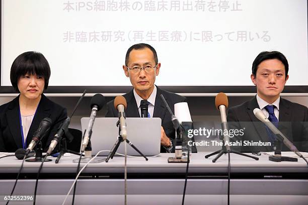 Shinya Yamanaka , director of Kyoto University's Center for iPS Cell Research and Application , holds a news conference on the suspension of...