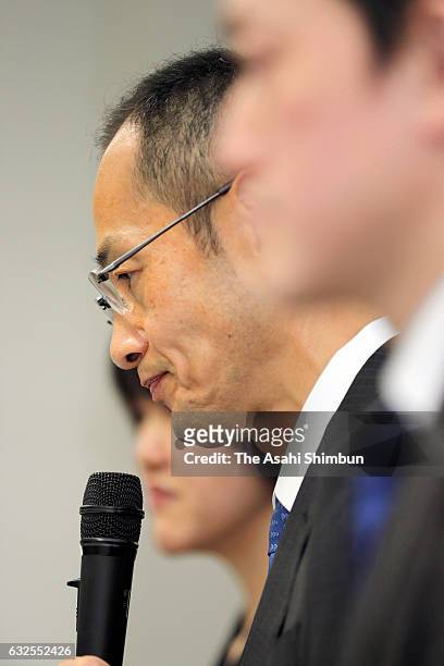 Shinya Yamanaka , director of Kyoto University's Center for iPS Cell Research and Application , holds a news conference on the suspension of...