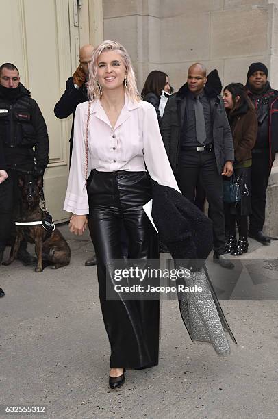 Liu Wen arrives at the Chanel Fashion Show during Paris Fashion Week : Haute Couture F/W 2017-2018 on January 24, 2017 in Paris, France.