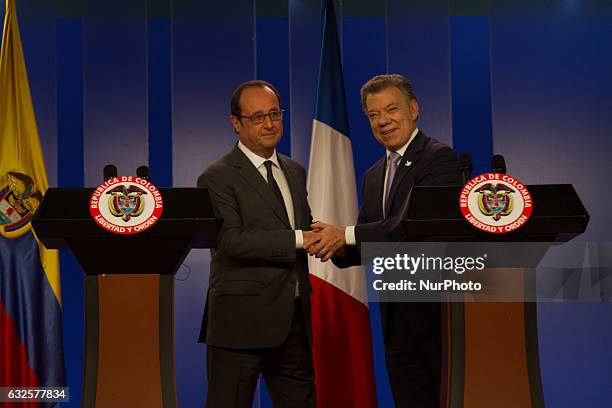 Colombian President Juan Manuel Santos and his French counterpart Francois Hollande shake hands during a cultural event as part of the...