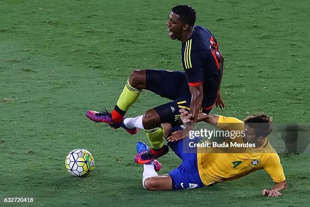 Rodrigo Caio of Brazil struggles for the ball with Orlando Berrio of Colombia during a match between Brazil and Colombia as part of Friendly Match In...