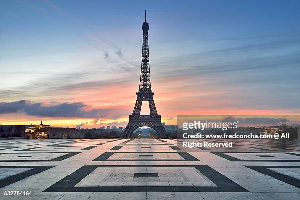 eiffel tower in paris - quartier du trocadéro stock pictures, royalty-free photos & images